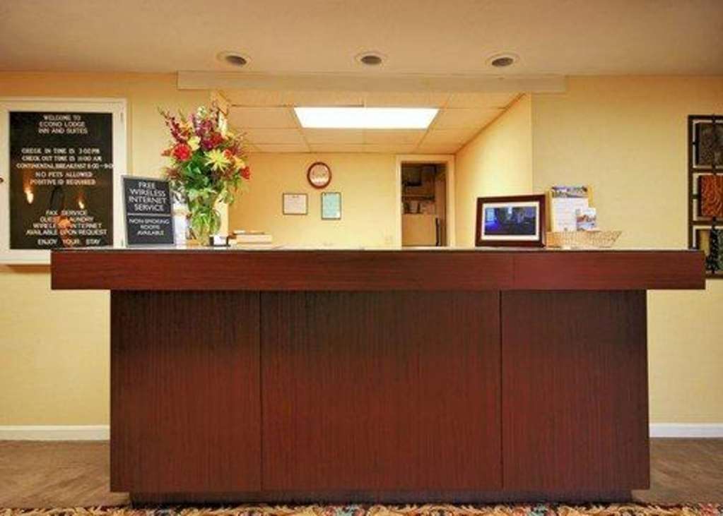 Econo Lodge Inn & Suites Groton Interior photo