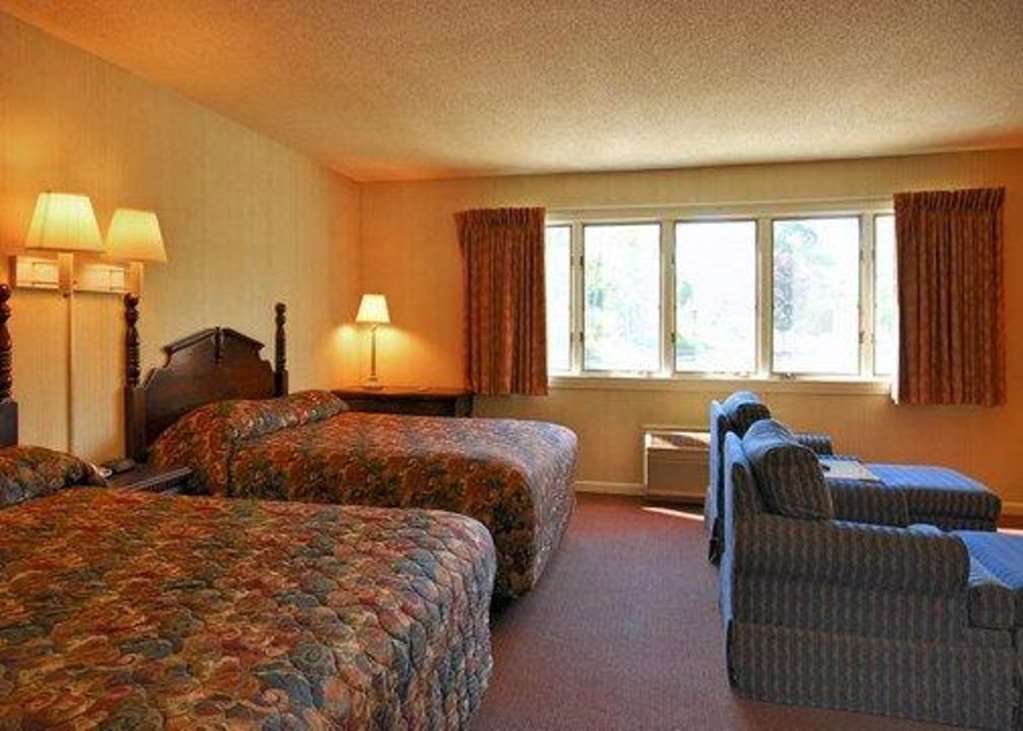 Econo Lodge Inn & Suites Groton Room photo