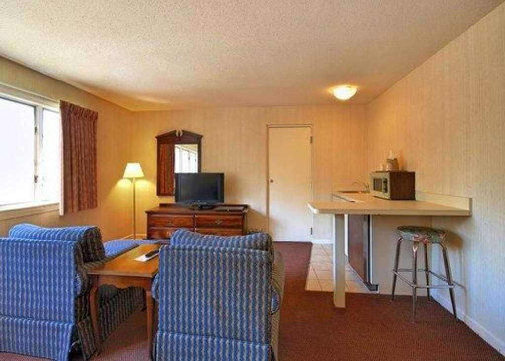 Econo Lodge Inn & Suites Groton Room photo