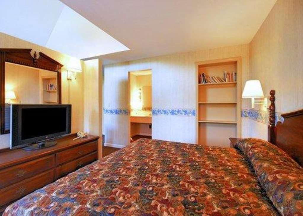 Econo Lodge Inn & Suites Groton Room photo