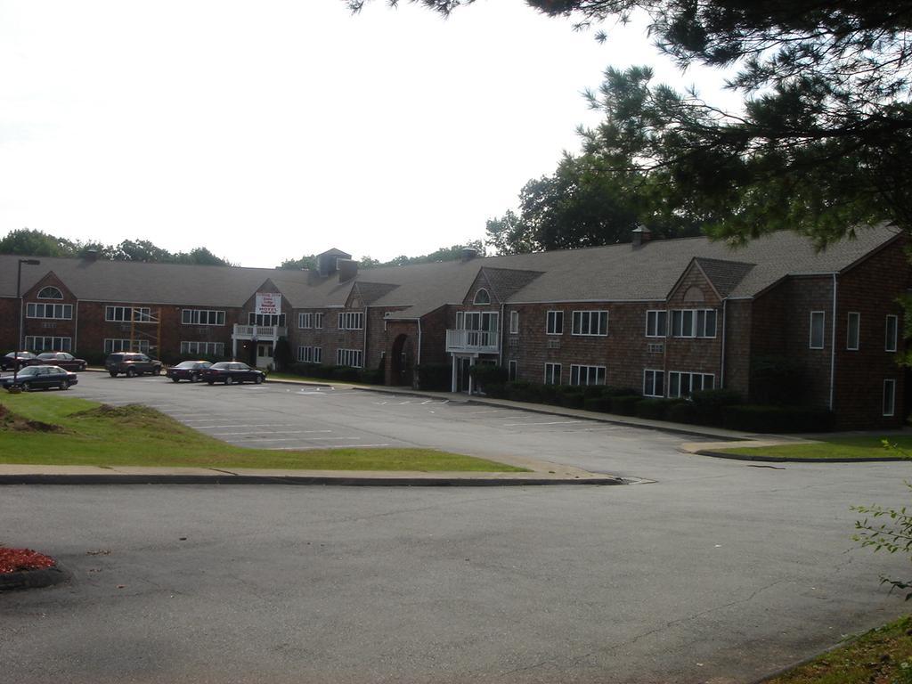 Econo Lodge Inn & Suites Groton Exterior photo