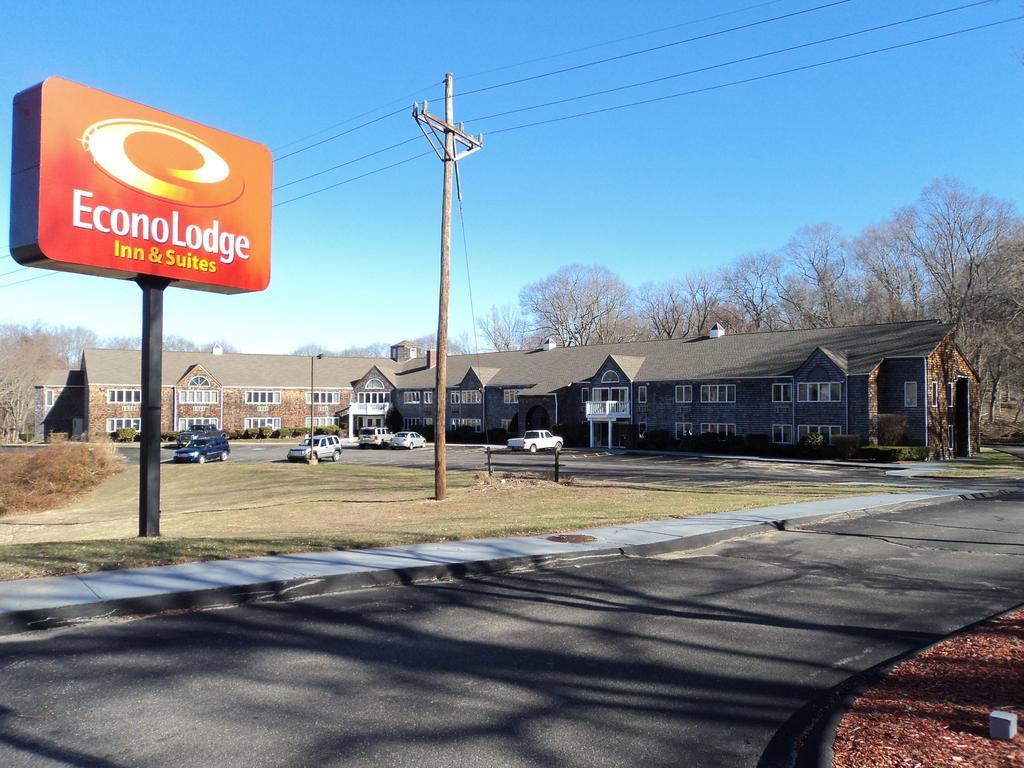 Econo Lodge Inn & Suites Groton Exterior photo